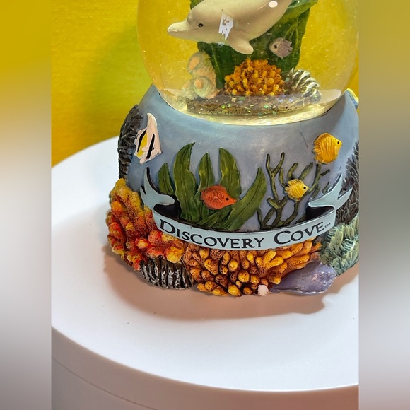 Vintage SeaWorld Discovery Cove Dolphin Snow Globe - Picture 4 of 12